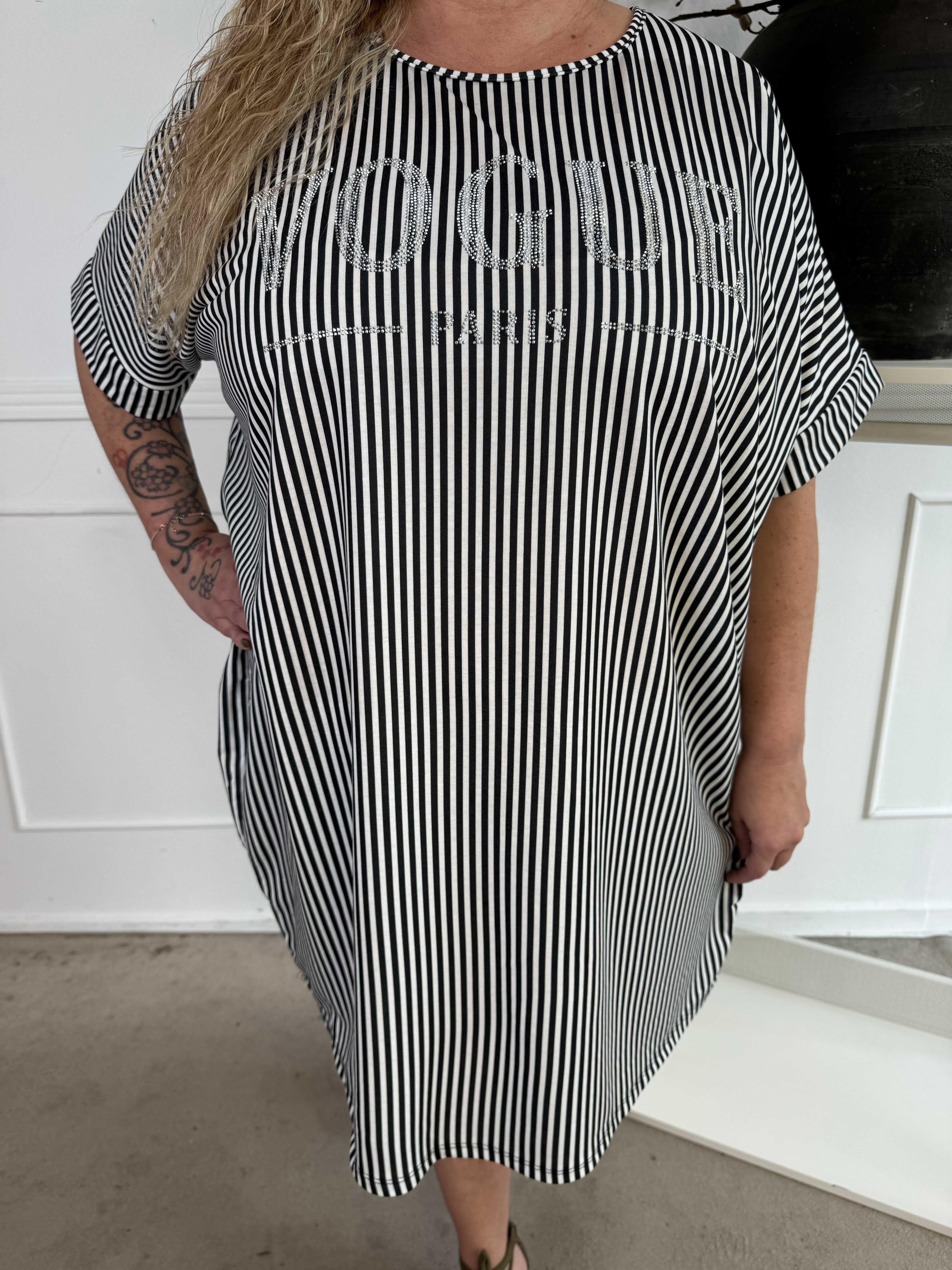 Mintu Stripe Dress - Plus size stribet kjole i bomuld med similisten